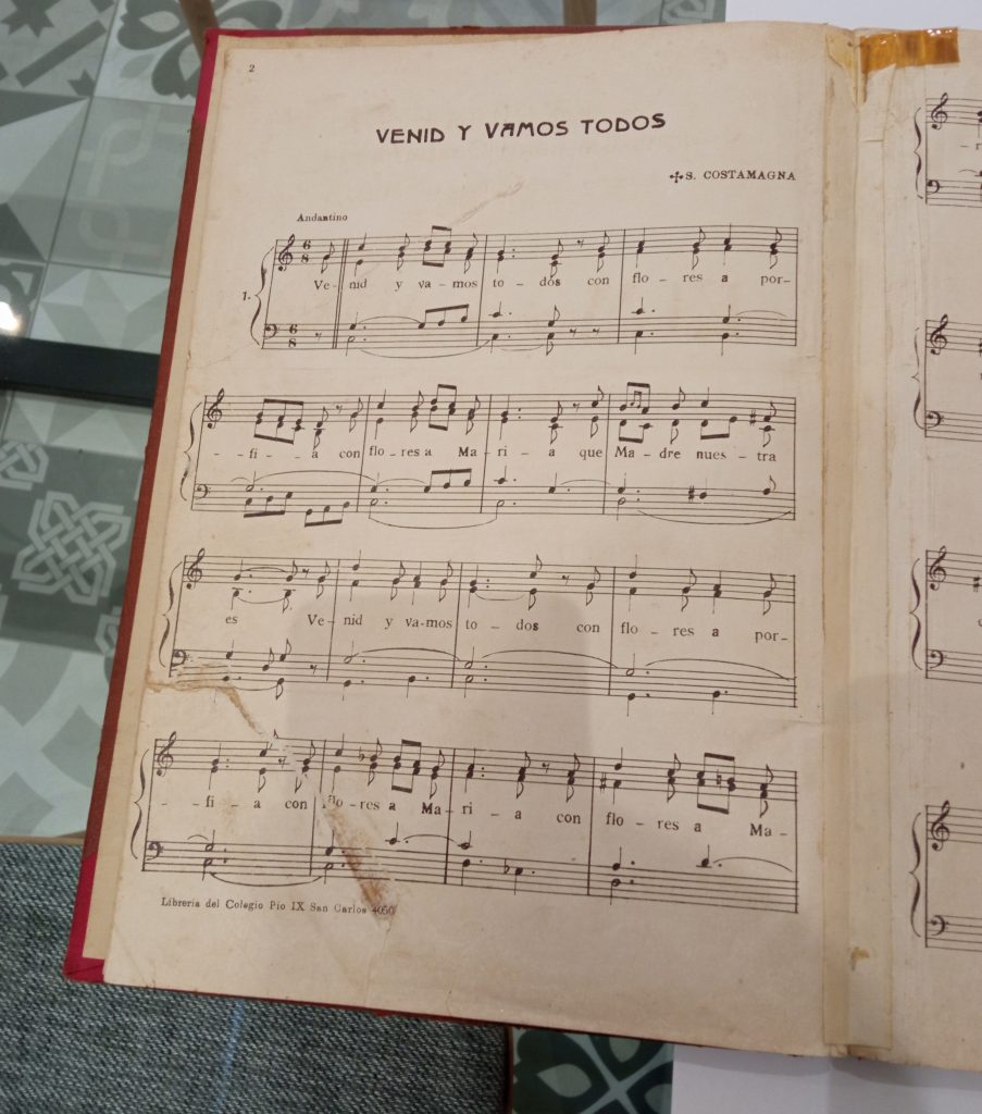 El himno mariano de Don Bosco, legado de Monseñor Costamagna, inspira la devoción mariana en el Colegio Salesiano Rosenthal.